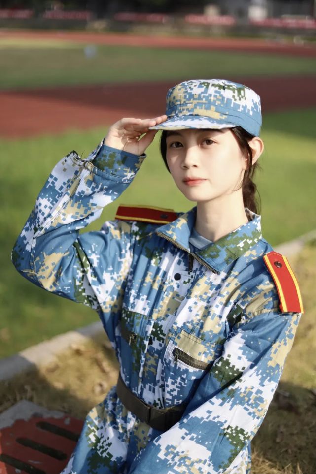 军训女生,满分!