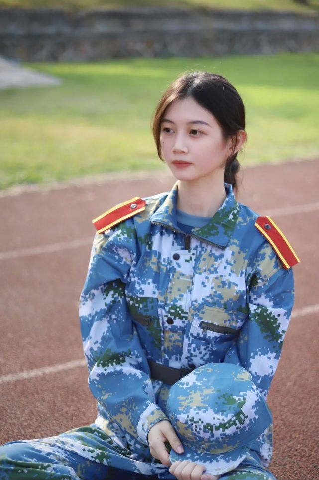 军训女生,满分!