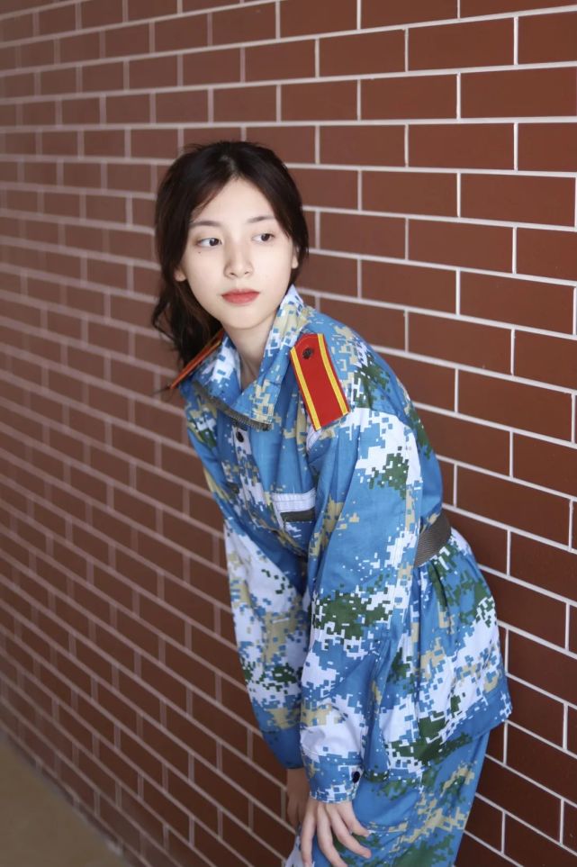 军训女生,满分!