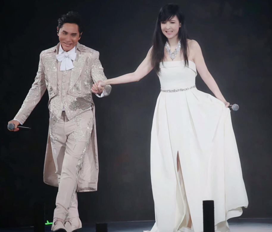 周慧敏现身黄凯芹演唱会54岁穿露背装大秀身材皮肤白到发光