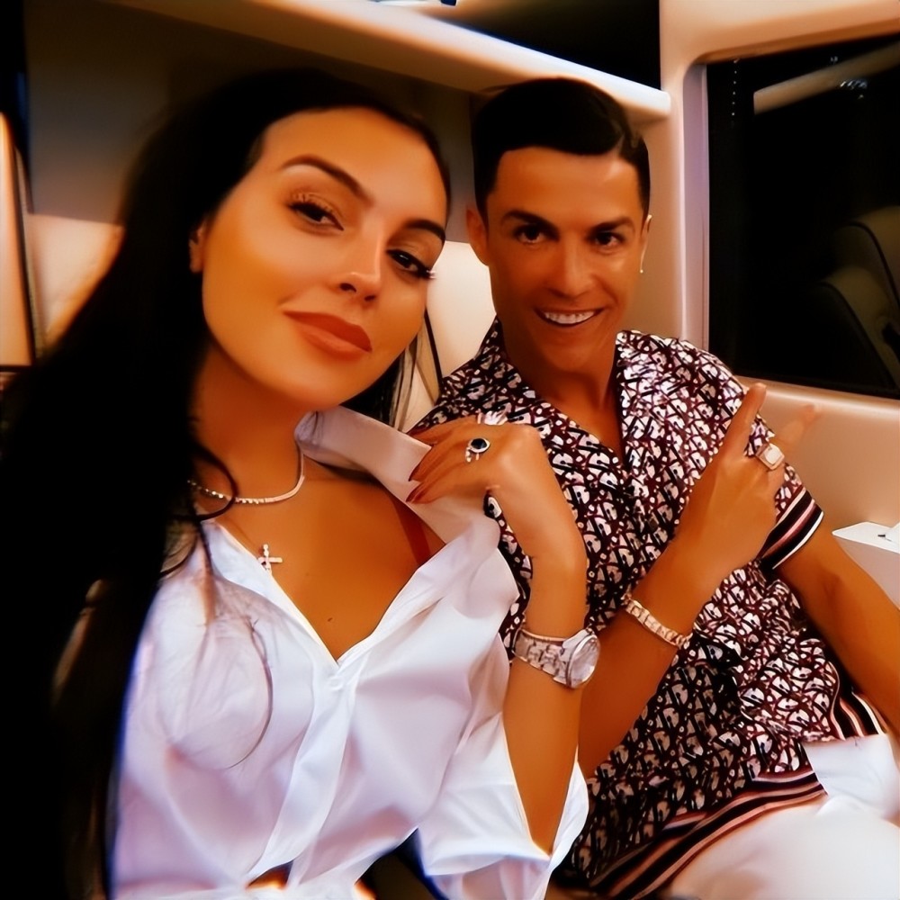 c罗回里斯本度假泡顶楼泳池,乔治娜穿豹纹泳衣依偎总裁背上_腾讯新闻