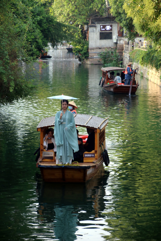 苏州:乘手摇小船 游姑苏水巷_腾讯新闻