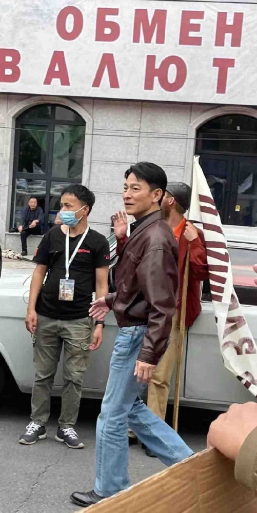 刘德华在哈尔滨拍戏被偶遇,路人质疑他身高不到一米五插图1