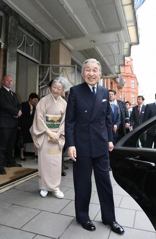 日本58岁雅子皇后一身黑亮相英国别致的礼帽肃穆庄重细节获外界盛赞