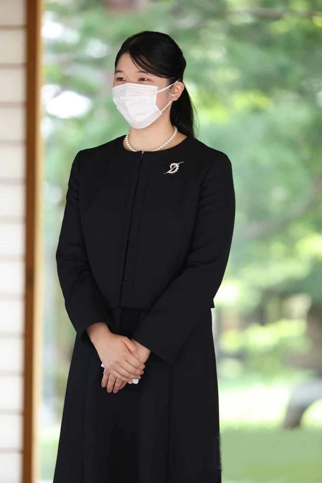 日本58岁雅子皇后一身黑亮相英国别致的礼帽肃穆庄重细节获外界盛赞