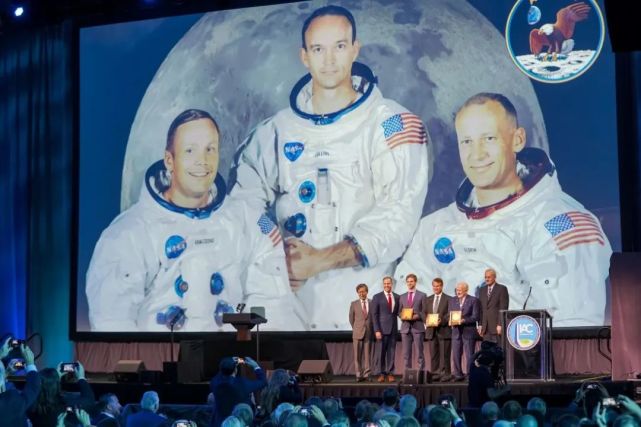 跨越半个世纪的颁奖(图源:iaf)2017年度获奖者查理·博尔登(charles