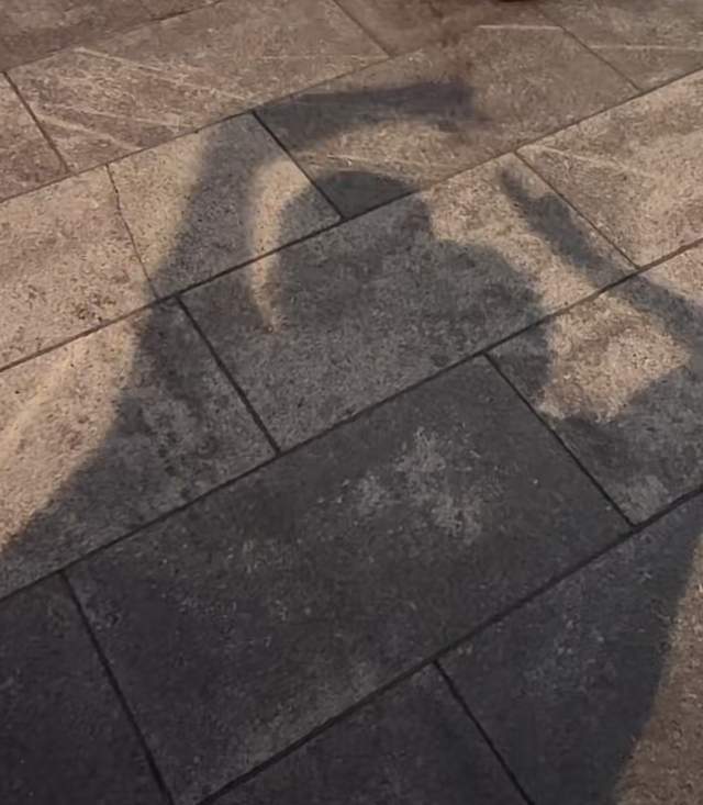 特步公主丁佳敏秀恩爱,与七匹狼公子牵手压马路,豪门联姻太甜蜜