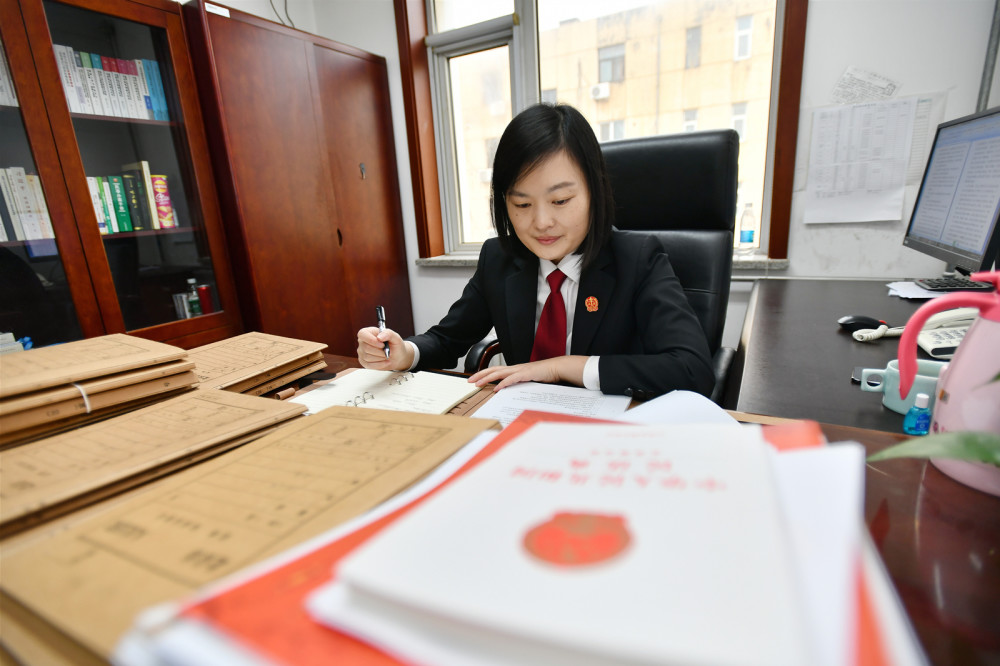 北京朝阳法院法官陈扬:在一"槌"定音间,做有温度的裁判者_腾讯新闻