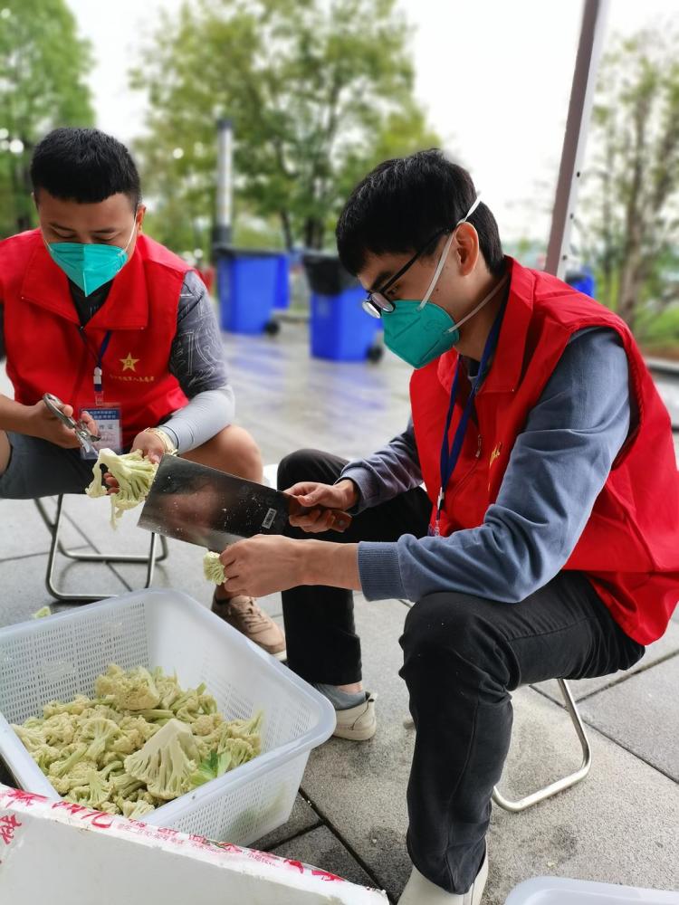 党员志愿者化身帮厨为战“疫”医务人员提供后勤保障