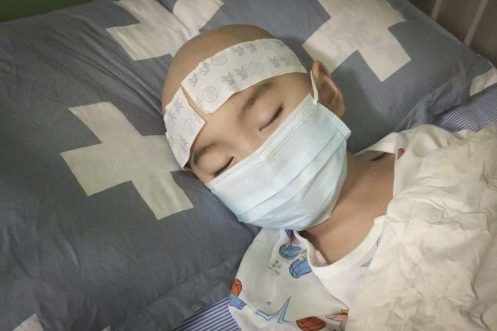 幼子患重症父亲两千元买断亲情,单亲妈妈无奈卖房救子,如今逐渐陷入