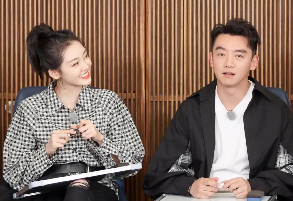 郑恺苗苗穿情侣装现身机场,贴心帮老婆拎包拿行李,挽手前行好甜_腾讯