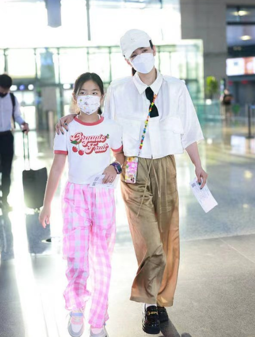黄奕搂肩女儿现身机场,9岁黄芊玲身高超妈妈肩部,颜值变漂亮
