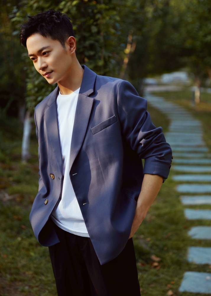 曹骏曝光初秋暖夕写真舒适惬意氛围中彰显正气本色