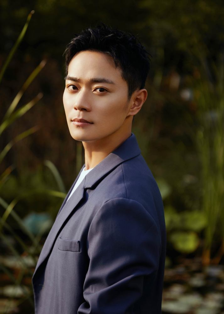 曹骏曝光初秋暖夕写真舒适惬意氛围中彰显正气本色