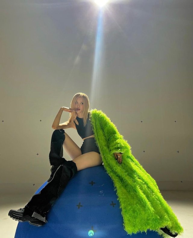 blackpink朴彩英,肌肉发达但身材苗条,华丽的"草装"舞台时尚