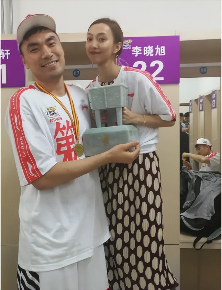 李晓旭模特妻子晒照庆祝结婚5周年,二哥家里有矿还有美妻_腾讯新闻