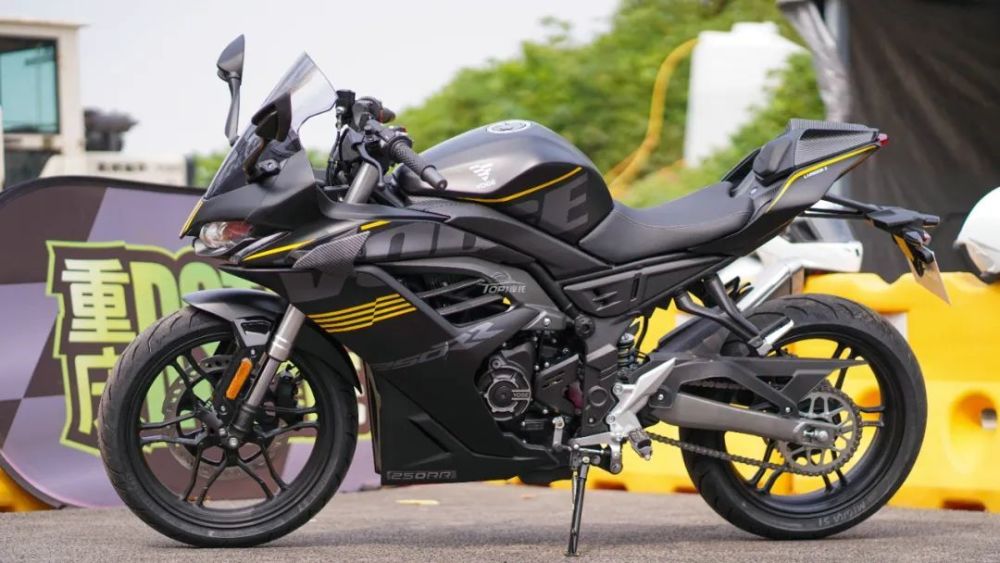 无极250rr新款实拍,新增tcs,定风翼,双油门拉线_腾讯新闻