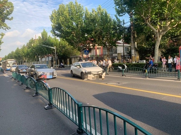 私家车冲入对向车道 车头严重损毁幸无人员伤亡