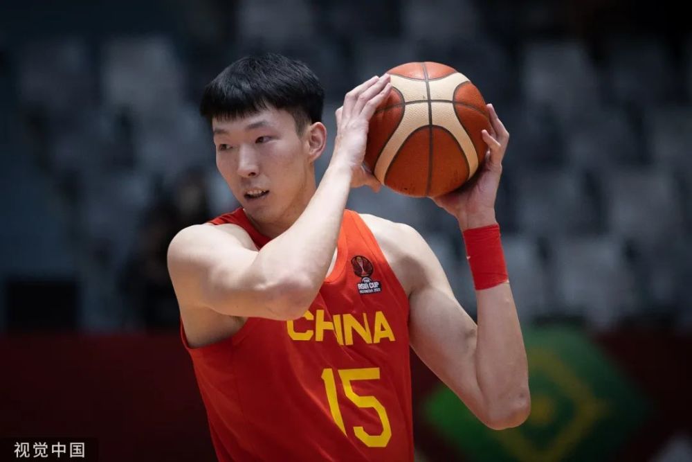 周琦新赛季继续效力海外联赛|周琦以出色的成绩结束了他在澳大利亚的第一个赛季。 今年夏天，他将重点关注国家队