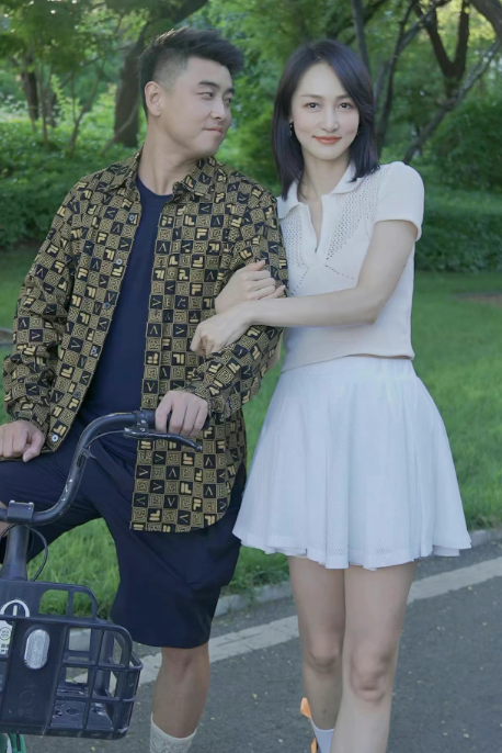 王皓妻子晒照,手挽老公好甜蜜,35岁生二胎身材仍完美_腾讯新闻