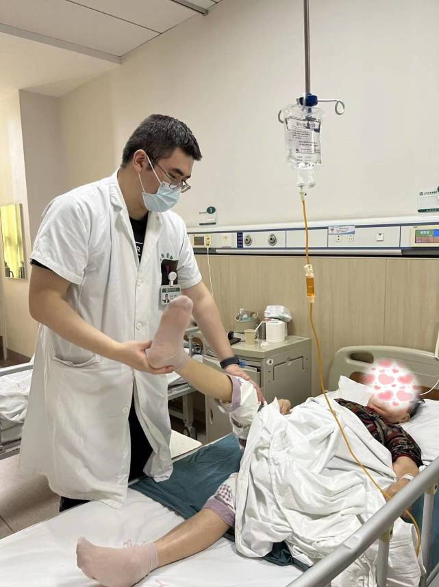 腰上开两个小孔 医生帮87岁老人摆脱腰疼腿麻_腾讯新闻