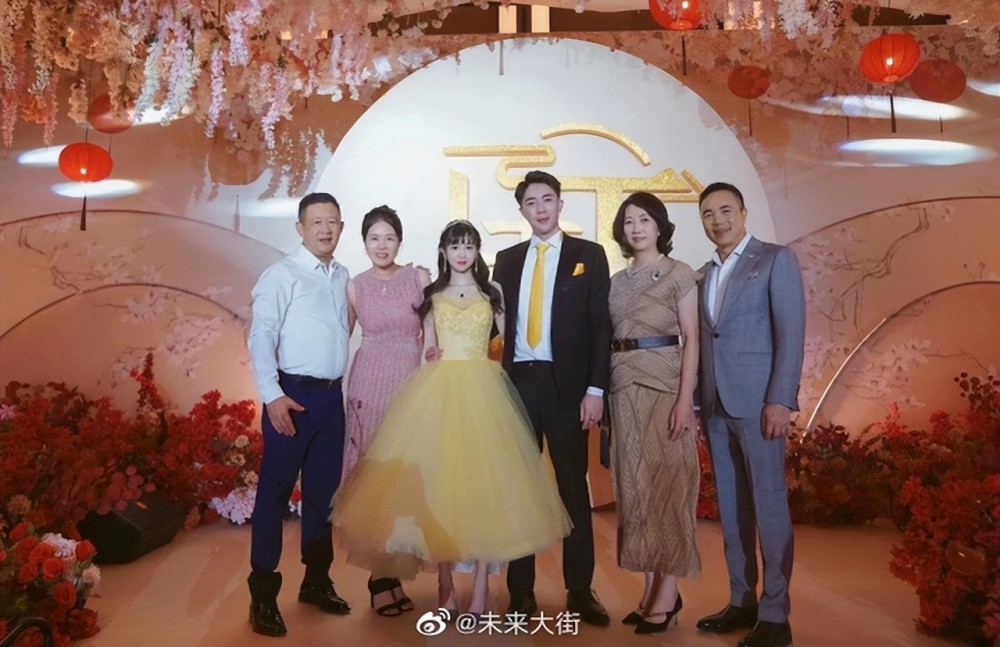 七匹狼创始人周少雄的二儿子周力源和特步创始人丁水波的小女儿丁佳敏