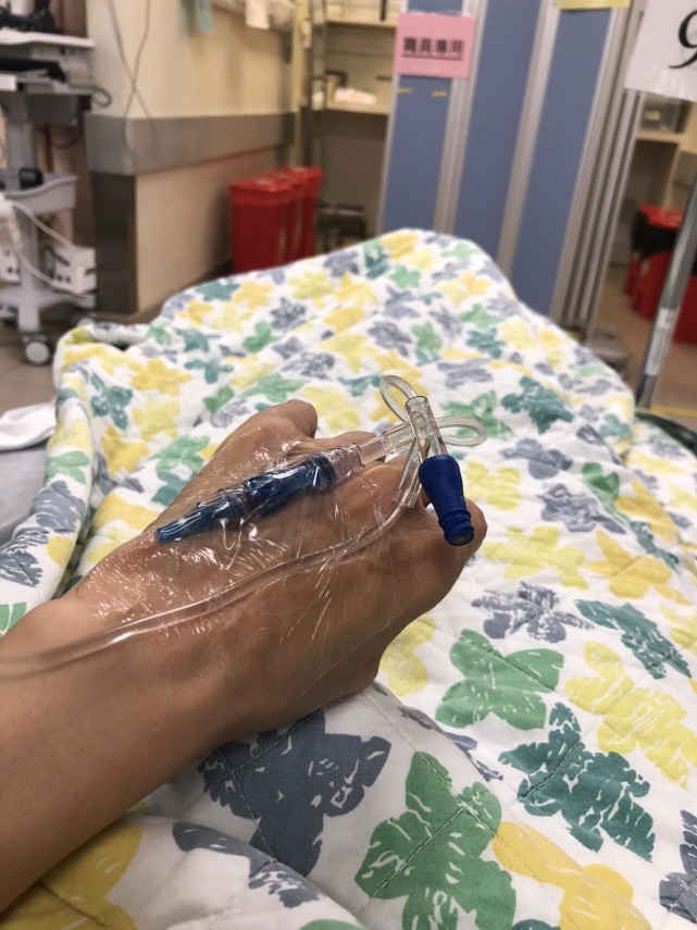 郑艳丽晒出了一张躺在病床上的照片,她的身上盖着花被子.只见她