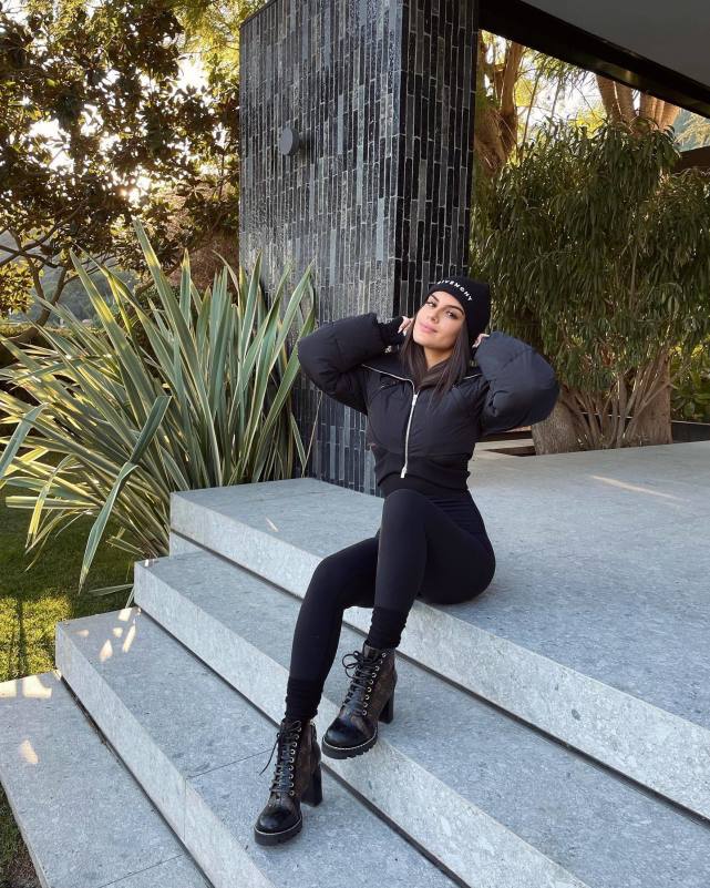 瓜迪奥拉21岁女儿成泳装模特,曾热吻热刺球星阿里半年分手_腾讯新闻