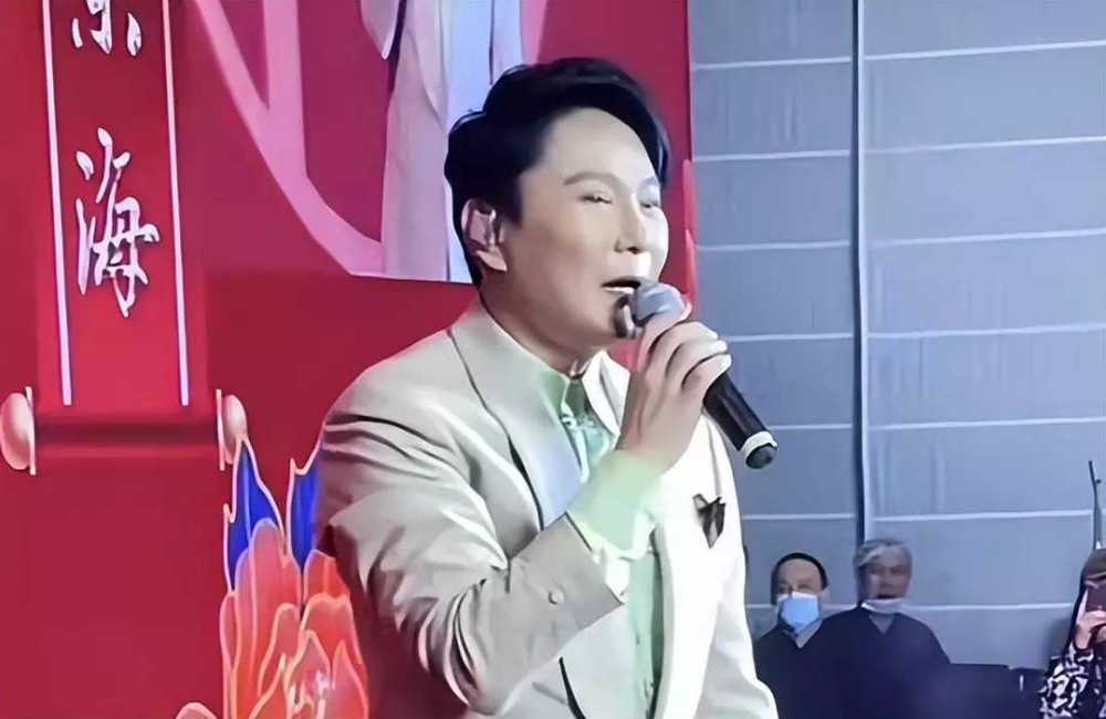 张信哲自降身价商演,捞金200万却不受待见,55岁成过气歌手?