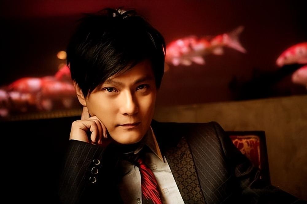 张信哲自降身价商演,捞金200万却不受待见,55岁成过气歌手?