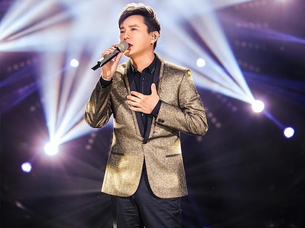 张信哲自降身价商演,捞金200万却不受待见,55岁成过气歌手?