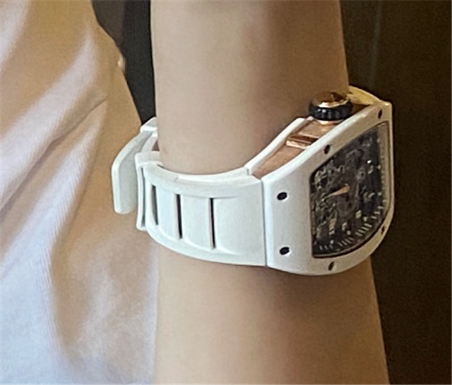 因为doinb组织了lbl,靠自己的人缘邀请许多职业选手