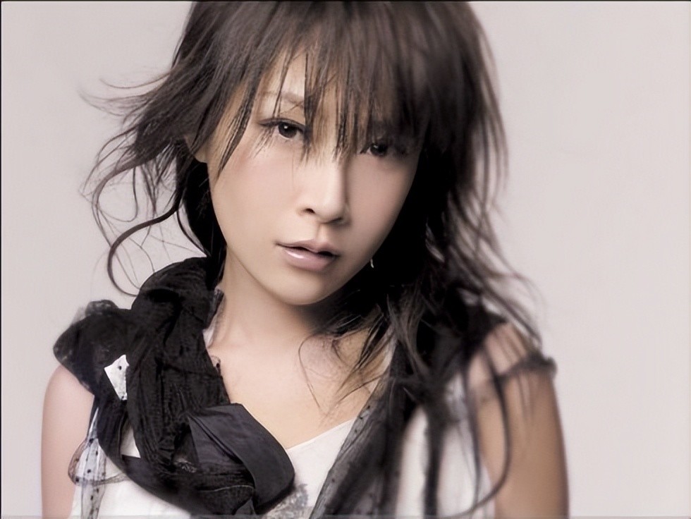 43岁关心妍晒游玩日常戴墨镜坐游艇兜风穿黑色泳装身材好