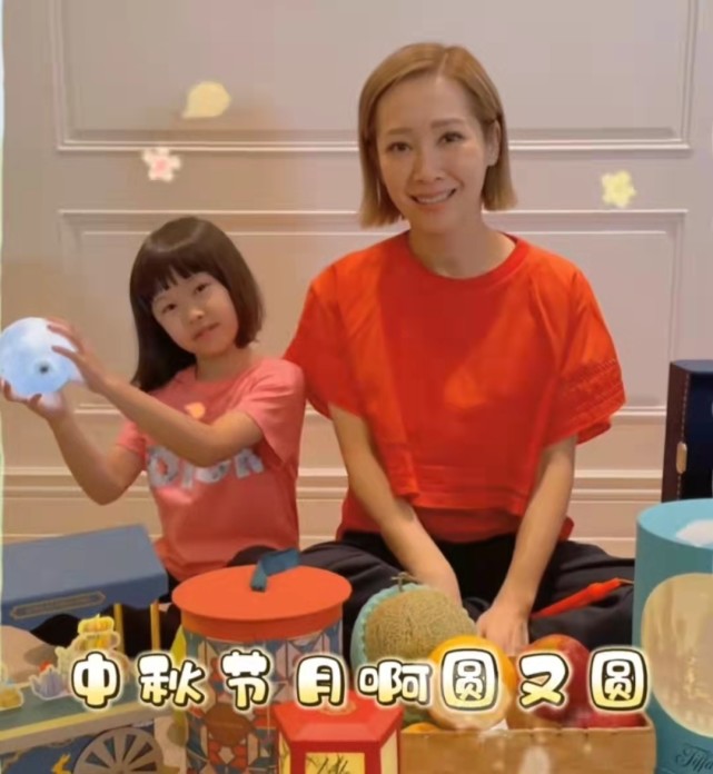 43岁关心妍晒游玩日常,戴墨镜坐游艇兜风,穿黑色泳装身材好