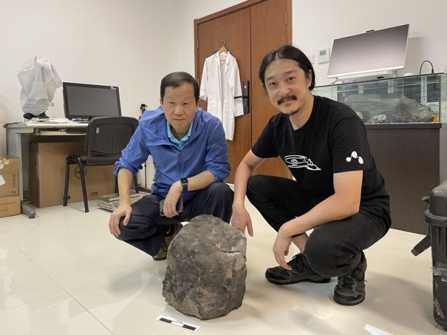 上海陨石收藏家花数百万元购得目击陨石,紫金山天文台研究后得出结论