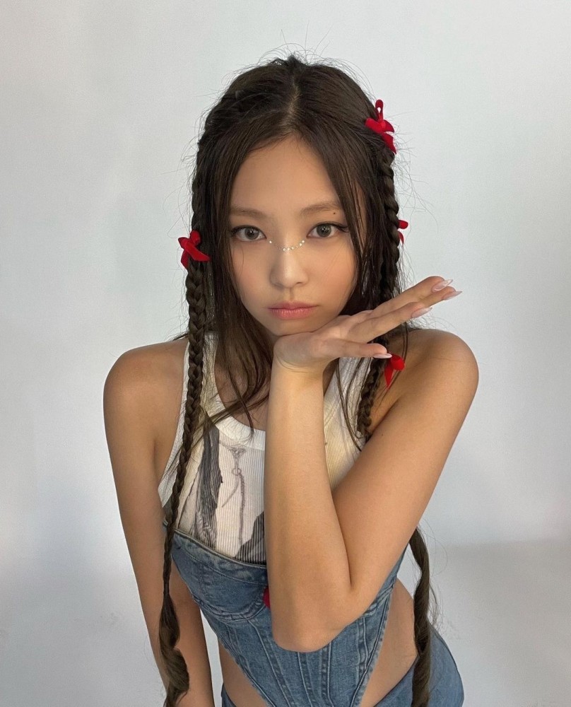 jennie大胆侧开口时尚秀出古铜色肌肤健壮紧实大腿