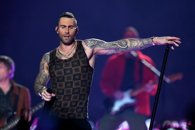 maroon 5乐队主唱亚当·莱文被爆出轨 引发热议_腾讯新闻