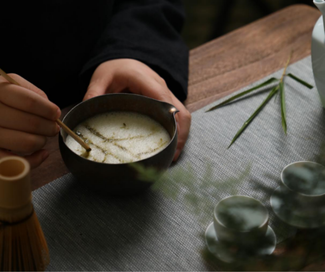 茶百戏是一种以研膏茶为原料,用清水使茶汤幻变图案的技艺,是古代版的