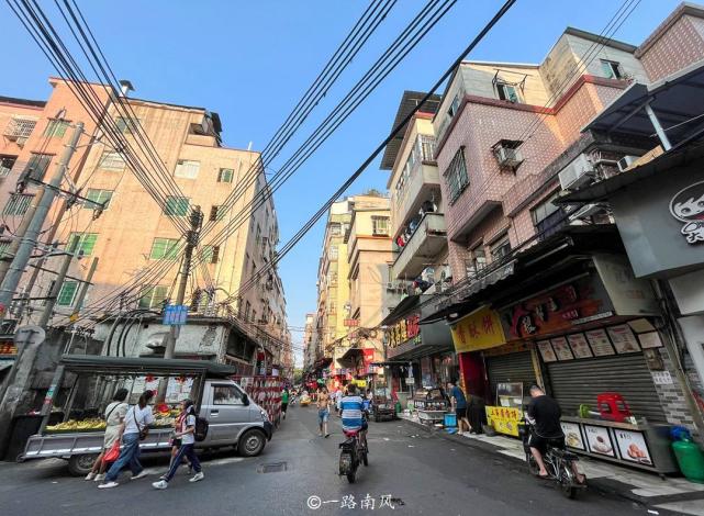 广州中心城区有个大型农村,旁边就是地铁站,满大街都是湖北人