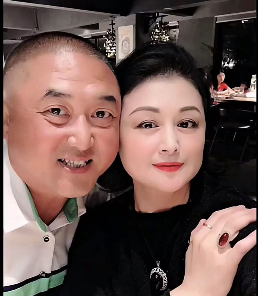 于月仙52岁冥诞引泪目丈夫独自吹蜡烛显落寞晒往昔恩爱照追忆