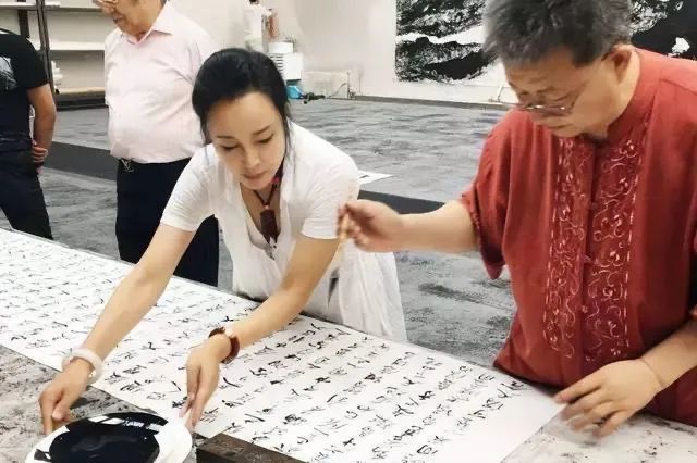 刘晓庆、张铁林这些老艺术家为什么热衷卖字