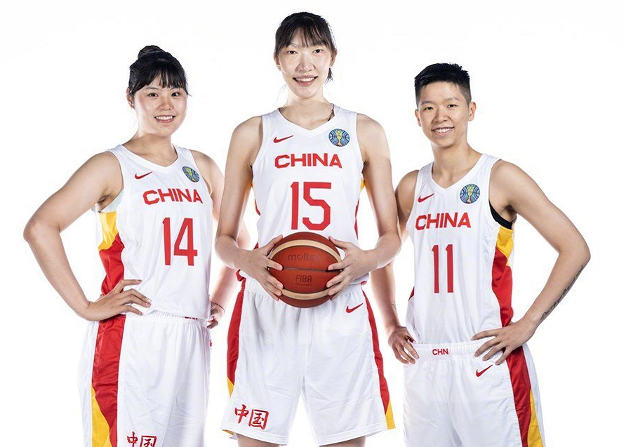 在这个周期内,中国女篮也是更换了主教练,郑薇顶替了许利民的位置