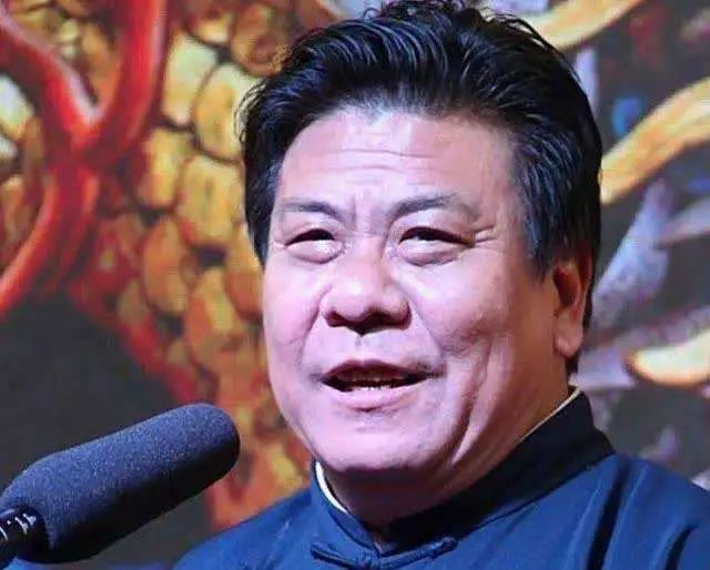 相声演员赵津生一边称郭德纲的艺术是偷的,一边却代师收徒被质疑