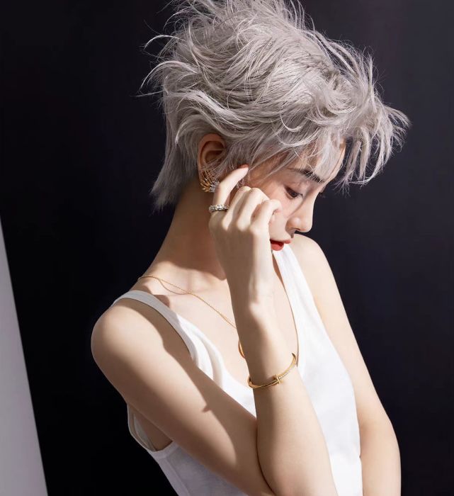 angelababy一出场就帅炸了,银色短发造型宛如撕漫女,又美又酷