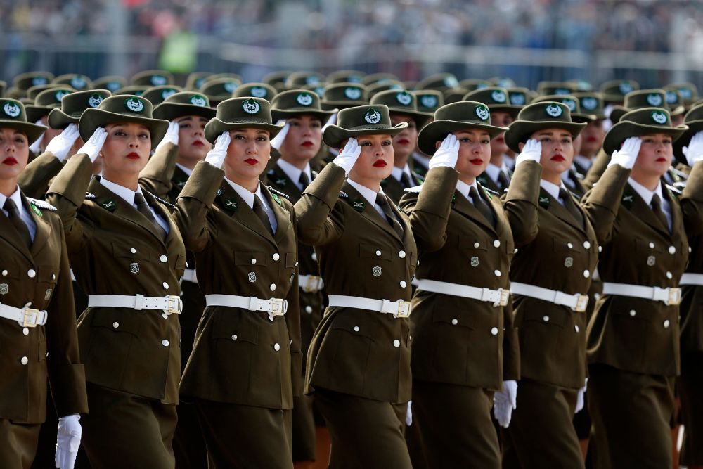 智利举行阅兵式