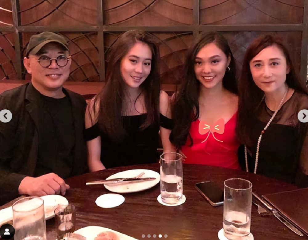李连杰和利智生的大女儿,头发稀疏五官扁平,真的可惜了_腾讯新闻