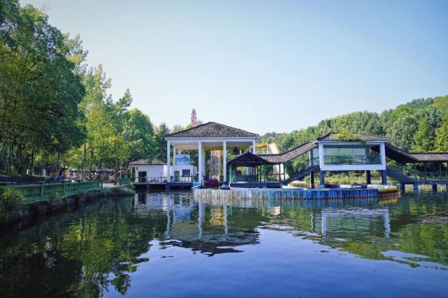 四,当地美食中午建议你在景区内的中南旅游饭店,点上几个各种竹乡特色