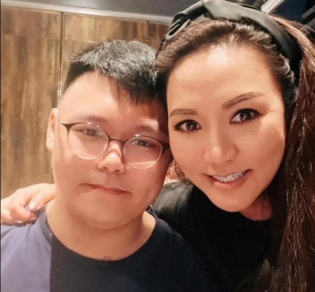 49岁黎瑞恩近照变化大,手拎背篓乡间采茶心情好,穿衣朴素无人识_腾讯