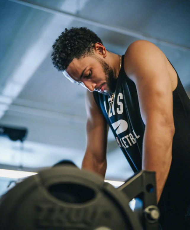 分手后变宅男本西蒙斯又开始直播打游戏球迷射击比投篮更准