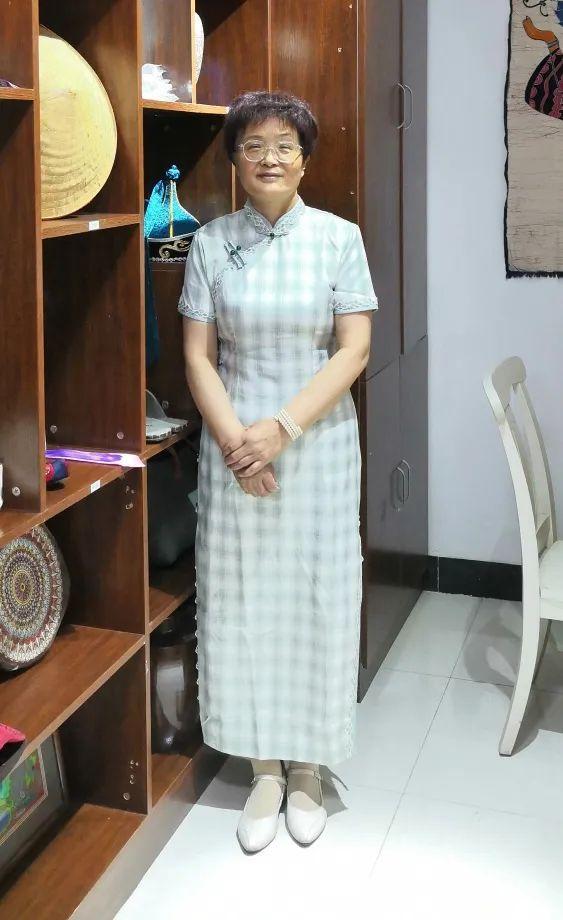 身素白颜色,淡绿相间旗袍的,就是这一研究培育基地的创始人徐黎丽教授